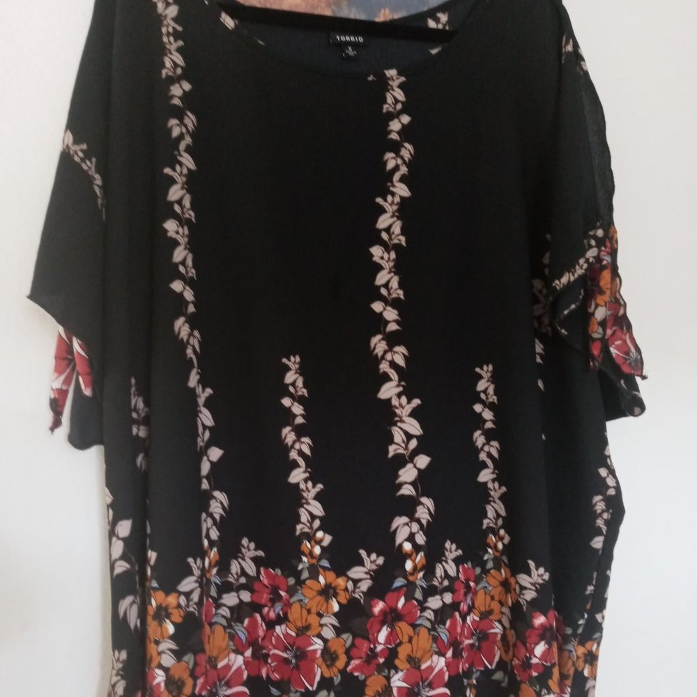 Torrid Tunic Top, Black Floral, Size 5 !